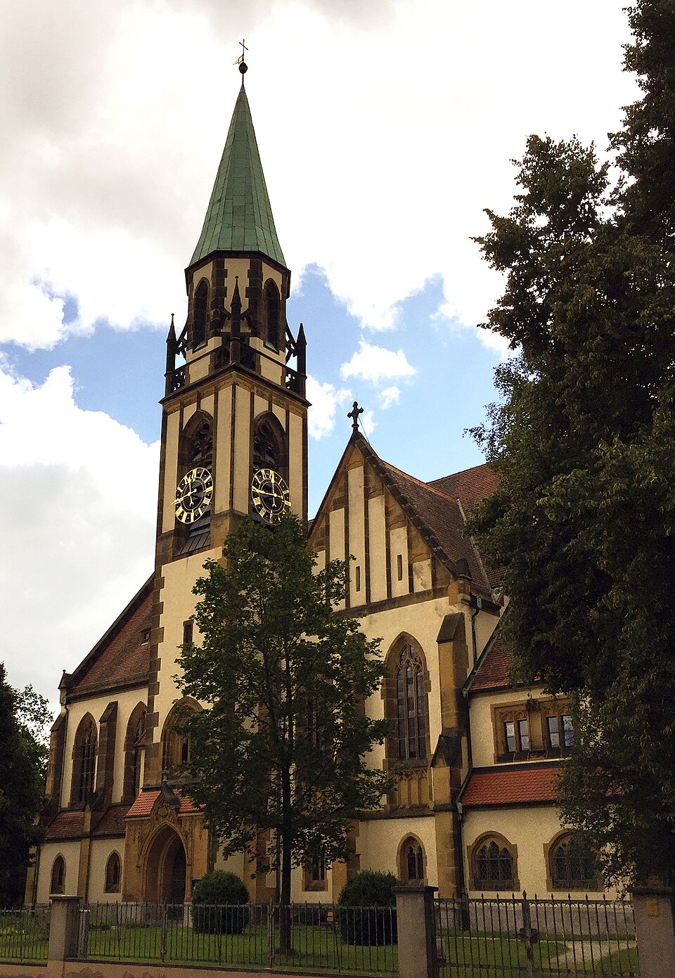 Fenster-Fachbetriebe in Röthenbach an der Pegnitz: Heilig-Kreuz-Kirche