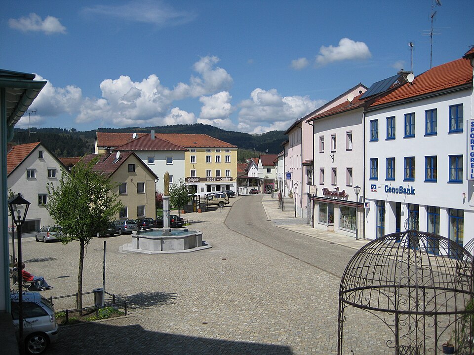 Fenster-Gurus in Ruhmannsfelden – Marktplatz (Foto: Aconcagua) Marktplatz in Ruhmannsfelden – Fenster-Gurus vermittelt Fachbetriebe in Ruhmannsfelden