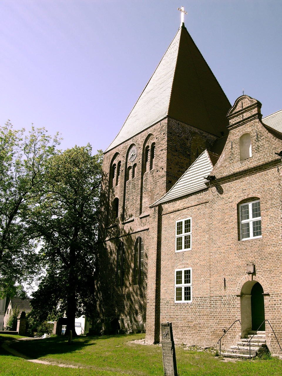 Kirchturm in Sagard – Fenster-Gurus vermittelt Fachbetriebe in Sagard