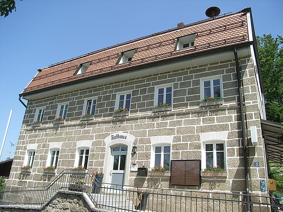 Fenster-Gurus in Saldenburg – Rathaus (Foto: Konrad Lackerbeck) Rathaus in Saldenburg – Fenster-Gurus vermittelt Fachbetriebe in Saldenburg