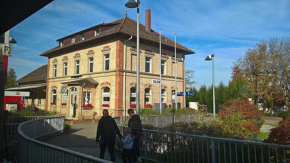 Fenster-Fachbetriebe in Salem: Landappbw Bahnhof – Foto: Kolonist Fenster-Fachbetriebe in Salem: Landappbw Bahnhof