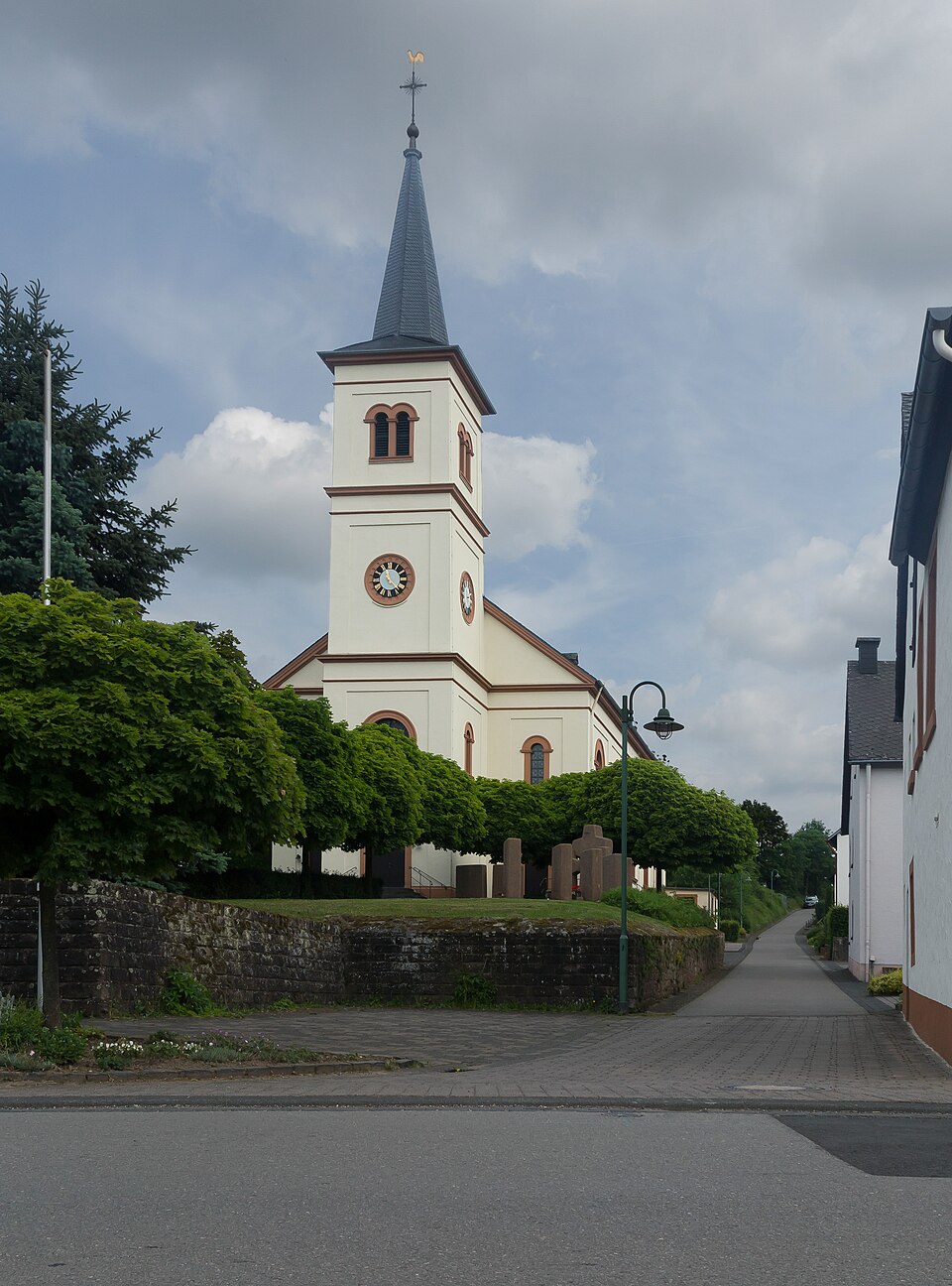 Katholische Pfarrkirche in Salmtal – Fenster-Gurus vermittelt Fachbetriebe in Salmtal