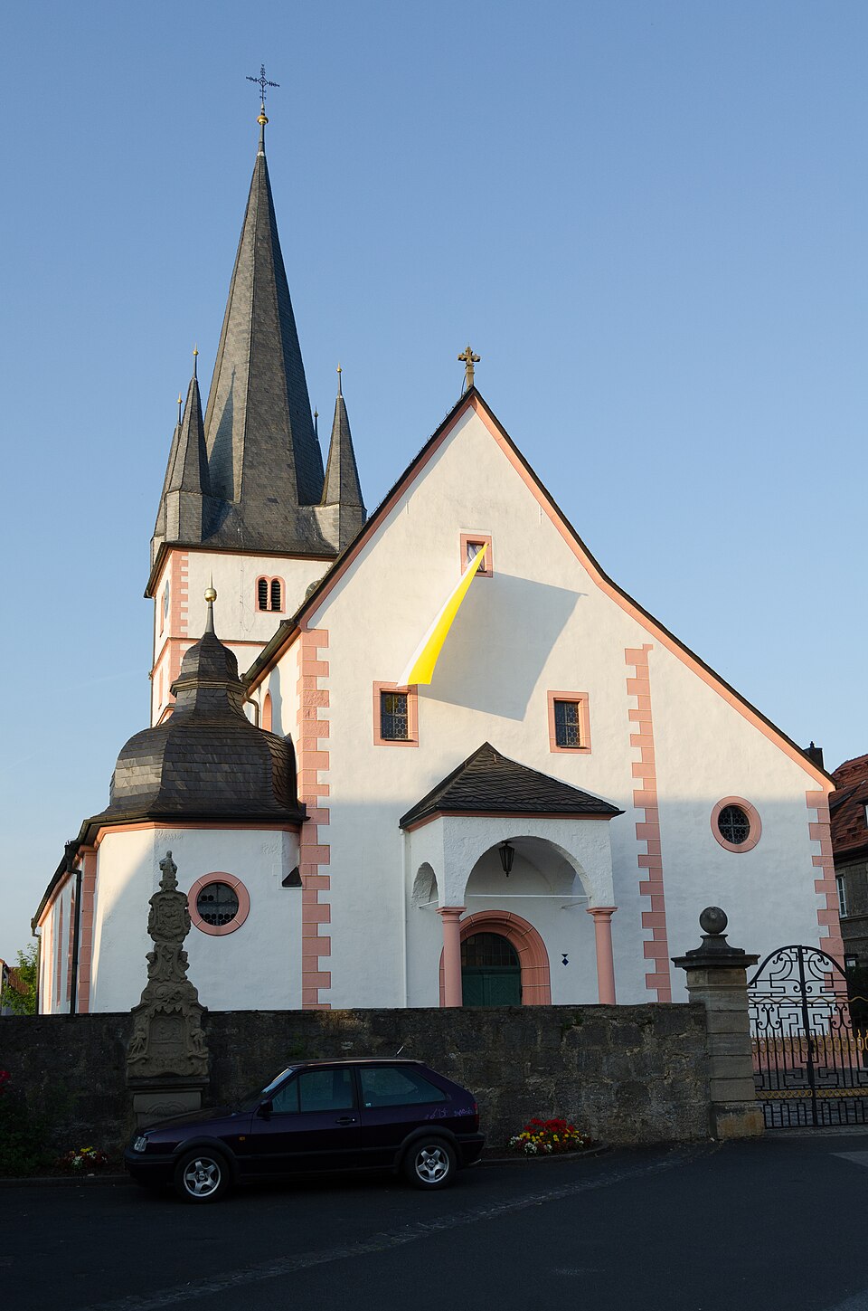 Fenster-Gurus in Salz – Pfarrkirche (Foto: Tilman2007) Pfarrkirche in Salz – Fenster-Gurus vermittelt Fachbetriebe in Salz