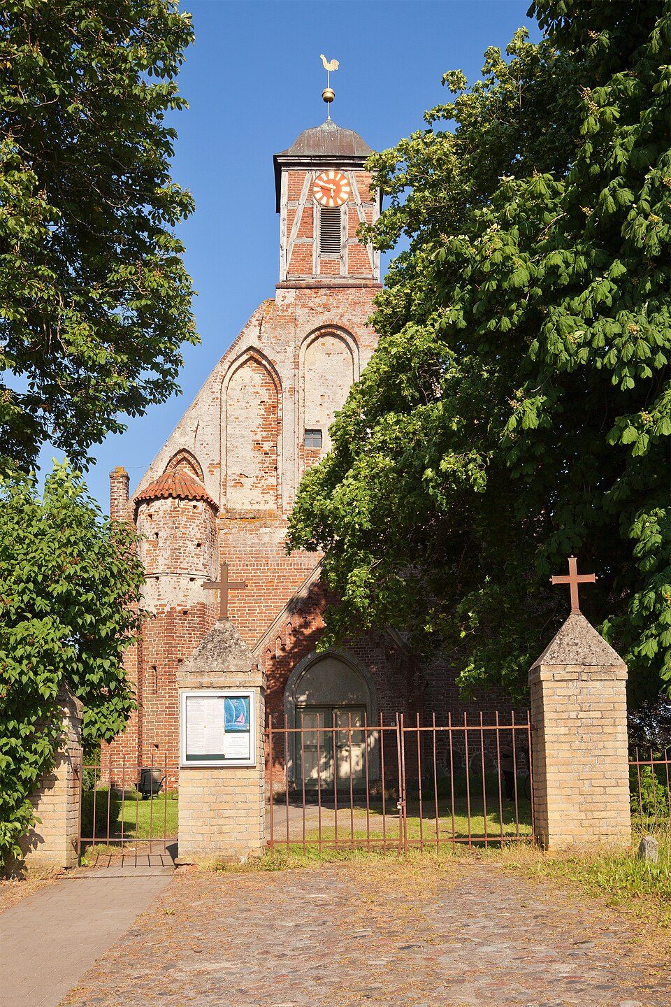 Kirche in Samtens – Fenster-Gurus vermittelt Fachbetriebe in Samtens