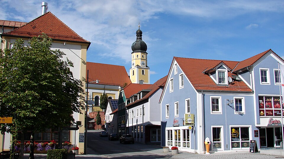 Fenster-Fachbetriebe in Schierling: Rathausplatz – Foto: H. Helmlechner Fenster-Fachbetriebe in Schierling: Rathausplatz