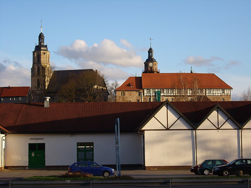 Fenster-Fachbetriebe in Schleusingen: Bertholdsburg & Johanniskirche – Foto: Besserwisser1791 at German Wikipedia Fenster-Fachbetriebe in Schleusingen: Bertholdsburg & Johanniskirche