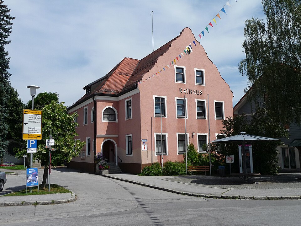 Fenster-Fachbetriebe in Schöllnach: Rathaus – Foto: Konrad Lackerbeck Fenster-Fachbetriebe in Schöllnach: Rathaus