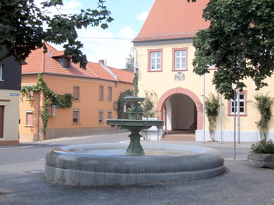Marktbrunnen mit Rathaus in Schwabenheim an der Selz – Fenster-Gurus vermittelt Fachbetriebe in Schwabenheim an der Selz