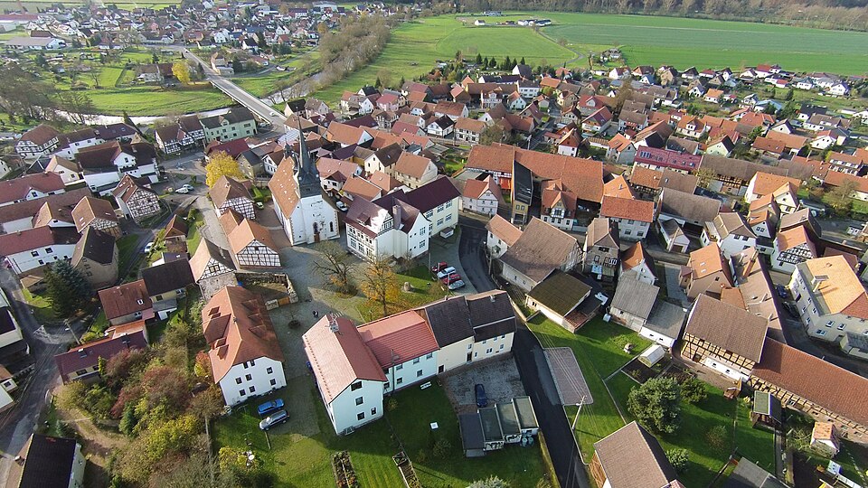 Luftbild in Schwallungen – Fenster-Gurus vermittelt Fachbetriebe in Schwallungen