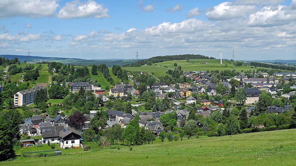 Fenster-Gurus in Schwarzatal – Ansicht von Schwarzatal (Foto: SchiDD) Fenster-Gurus in Schwarzatal – Ansicht von Schwarzatal