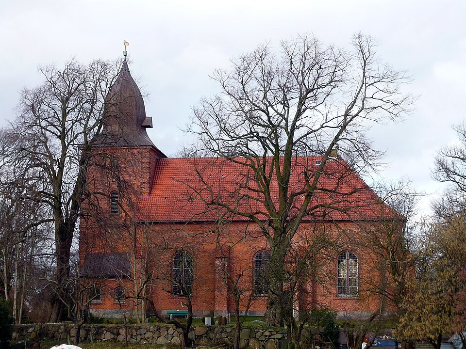 Fenster-Gurus in Schwedeneck – Dreifaltigkeitskirche (Foto: VollwertBIT) Dreifaltigkeitskirche in Schwedeneck – Fenster-Gurus vermittelt Fachbetriebe in Schwedeneck