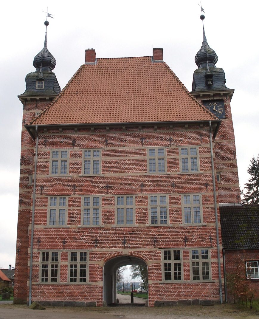 Torhaus in Seedorf – Fenster-Gurus vermittelt Fachbetriebe in Seedorf