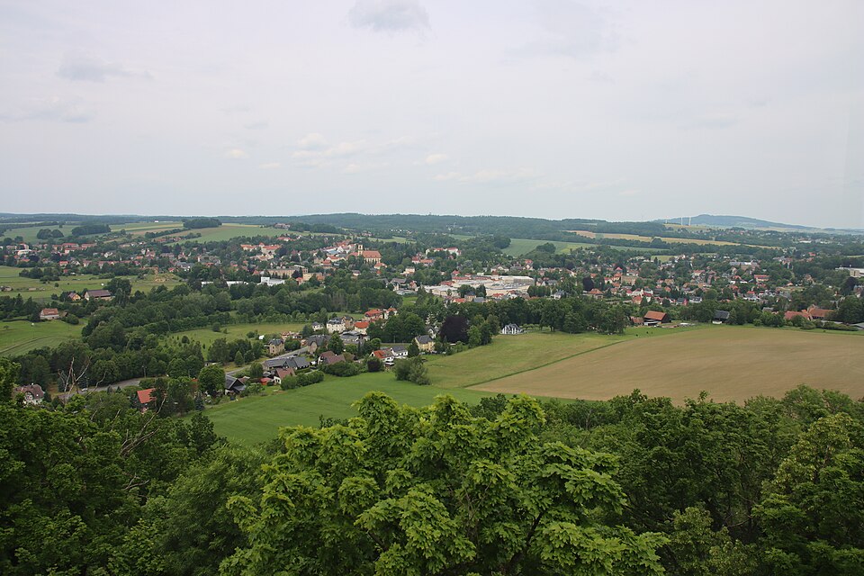 Fenster-Gurus in Seifhennersdorf – Ansicht von Seifhennersdorf (Foto: Draceane) Fenster-Gurus in Seifhennersdorf – Ansicht von Seifhennersdorf