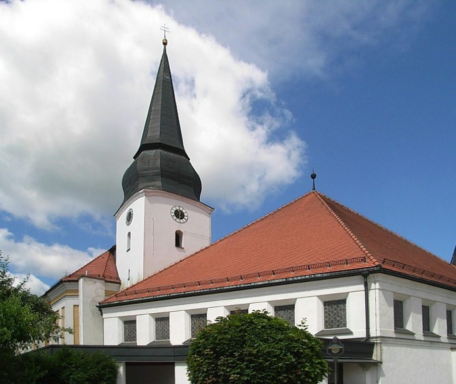 Fenster-Gurus in Simbach – Pfarrkirche (Foto: Konrad Lackerbeck) Pfarrkirche in Simbach – Fenster-Gurus vermittelt Fachbetriebe in Simbach
