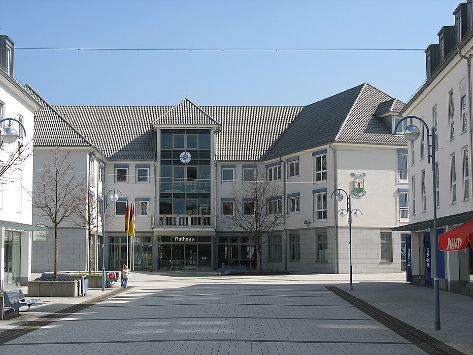 Fenster-Fachbetriebe in Sinzheim: Dorfplatz und Rathaus – Foto: Wikimedia-Autor Fenster-Fachbetriebe in Sinzheim: Dorfplatz und Rathaus