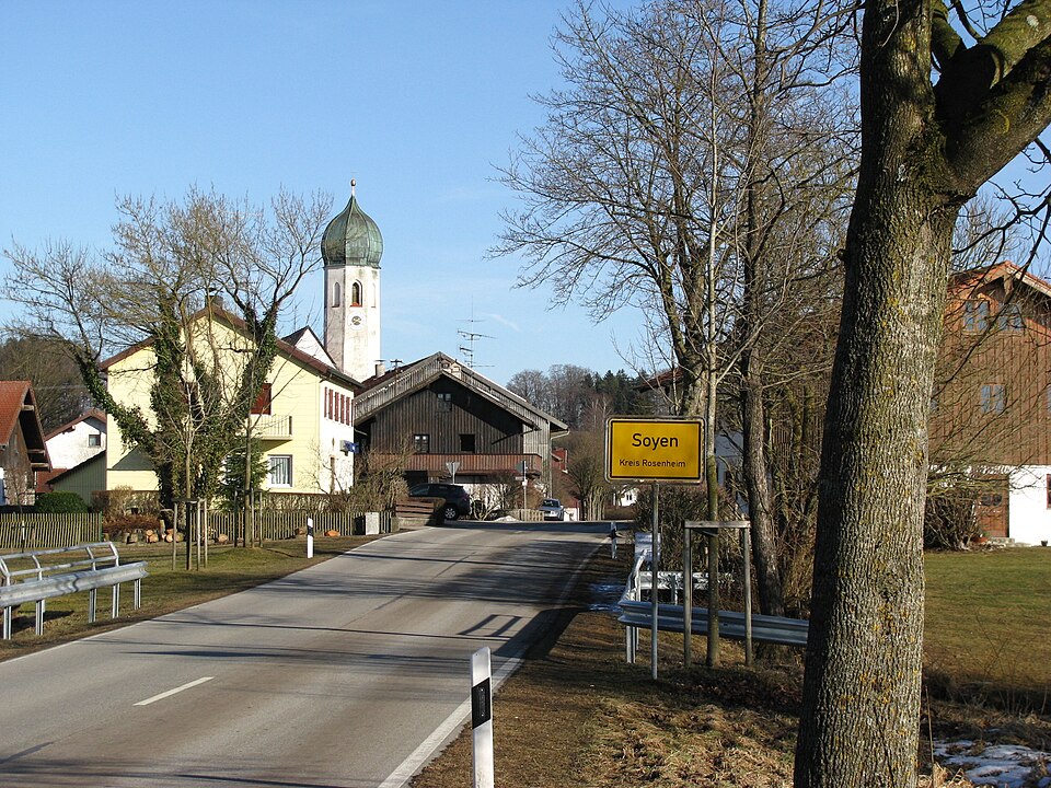Fenster-Gurus in Soyen – Ansicht von Soyen (Foto: Gras-Ober) Fenster-Gurus in Soyen – Ansicht von Soyen