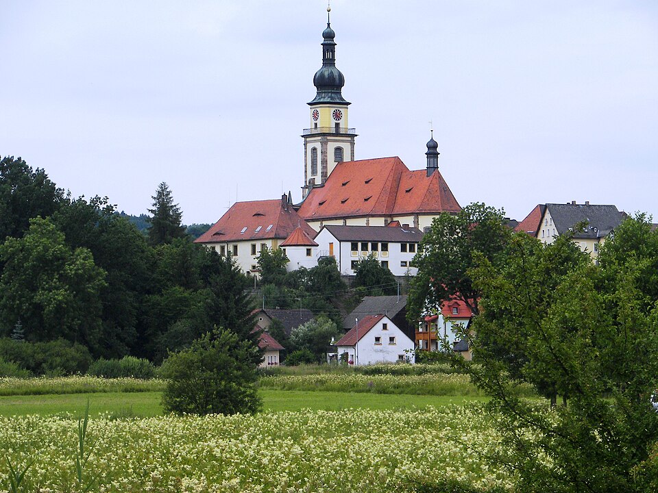 Fenster-Gurus in Stadtsteinach – Kirche (Foto: Benreis 12:57, 7. Jul. 2008) Kirche in Stadtsteinach – Fenster-Gurus vermittelt Fachbetriebe in Stadtsteinach