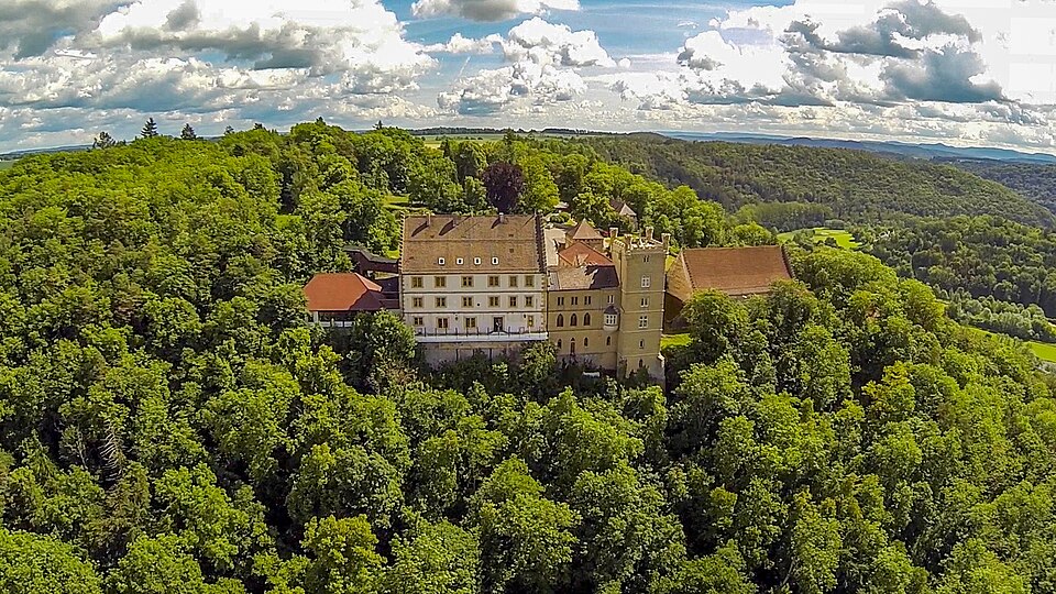 Fenster-Gurus in Starzach – Schloss (Foto: Draufsichtfpv) Schloss in Starzach – Fenster-Gurus vermittelt Fachbetriebe in Starzach