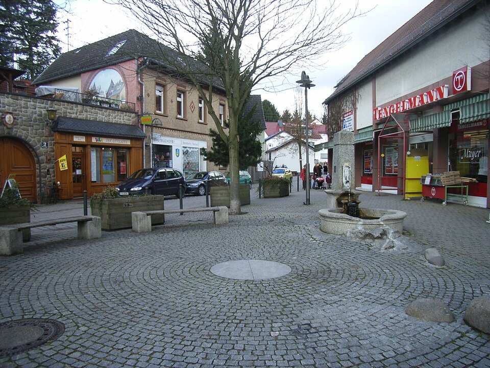 Fenster-Fachbetriebe in Steinbach am Taunus: Pijnackerplatz – Foto: Harpot at German Wikipedia Fenster-Fachbetriebe in Steinbach am Taunus: Pijnackerplatz