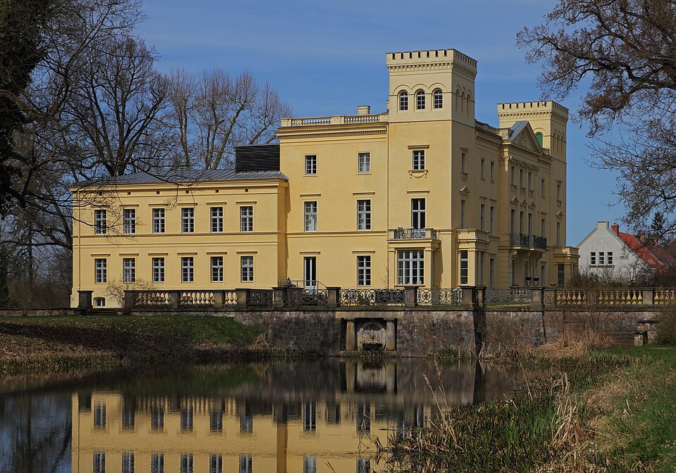 Fenster-Gurus in Steinhöfel – Schloss und Landschaftspark (Foto: A.Savin) Schloss und Landschaftspark in Steinhöfel – Fenster-Gurus vermittelt Fachbetriebe in Steinhöfel