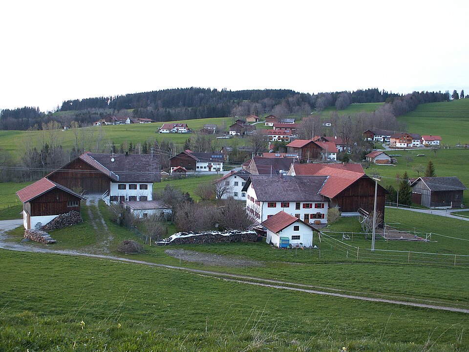 Fenster-Gurus in Stötten a. Auerberg – Ansicht von Stötten a. Auerberg (Foto: Flodur63) Fenster-Gurus in Stötten a. Auerberg – Ansicht von Stötten a. Auerberg