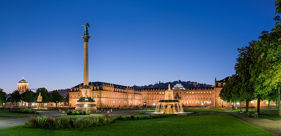Fenster-Fachbetriebe in Stuttgart: Neues Schloss Schlossplatzspringbrunnen Jubiläumssäule – Foto: Julian Herzog Fenster-Fachbetriebe in Stuttgart: Neues Schloss Schlossplatzspringbrunnen Jubiläumssäule