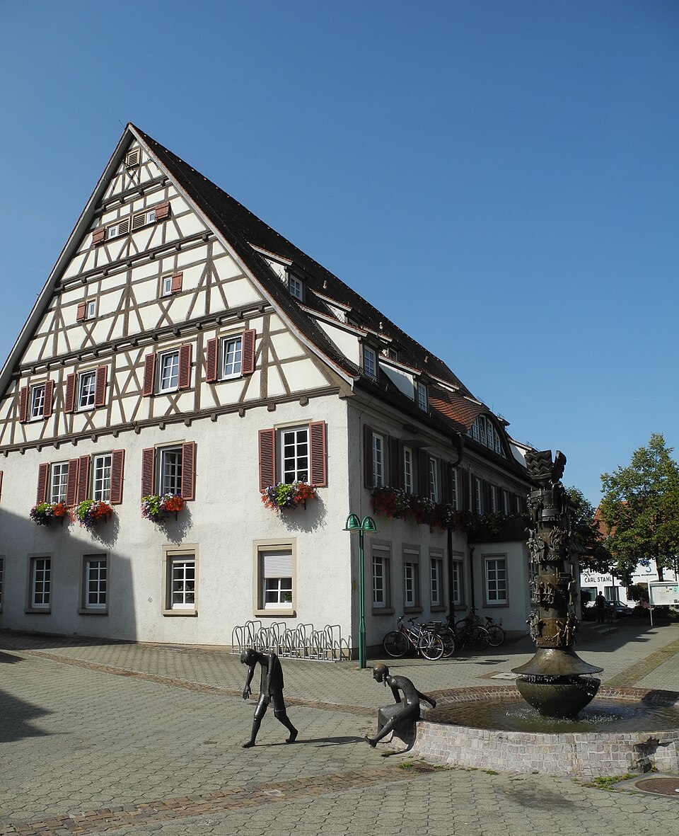 Fenster-Fachbetriebe in Süßen: Rathaus ab Fachwerk, mit Brunnen – Foto: Franzfoto Fenster-Fachbetriebe in Süßen: Rathaus ab Fachwerk, mit Brunnen