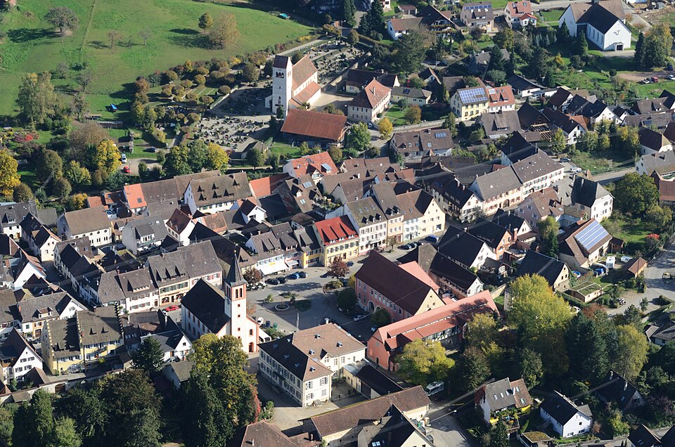 Fenster-Gurus in Sulzburg – Ansicht von Sulzburg (Foto: Taxiarchos228) Fenster-Gurus in Sulzburg – Ansicht von Sulzburg