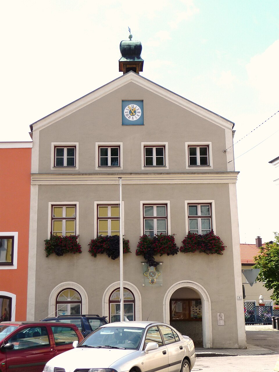 Fenster-Gurus in Tann – Rathaus (Foto: Konrad Lackerbeck) Rathaus in Tann – Fenster-Gurus vermittelt Fachbetriebe in Tann