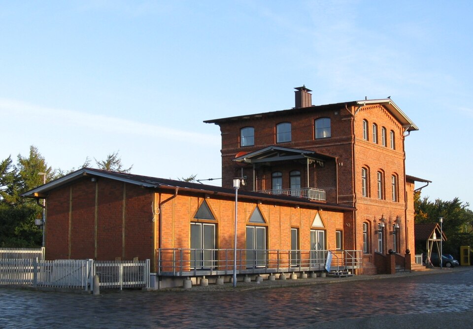 Fenster-Fachbetriebe in Tarp: Bahnhof – Foto: Niteshift Fenster-Fachbetriebe in Tarp: Bahnhof