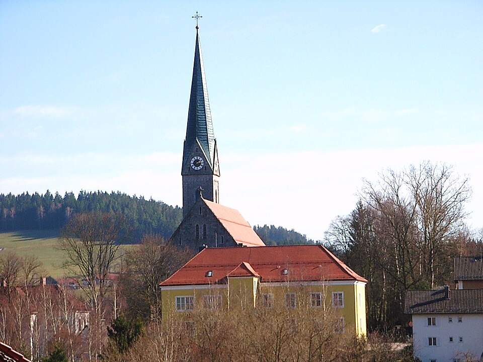 Fenster-Gurus in Teisnach – Kirche und Rathaus (Foto: Konrad Lackerbeck) Kirche und Rathaus in Teisnach – Fenster-Gurus vermittelt Fachbetriebe in Teisnach