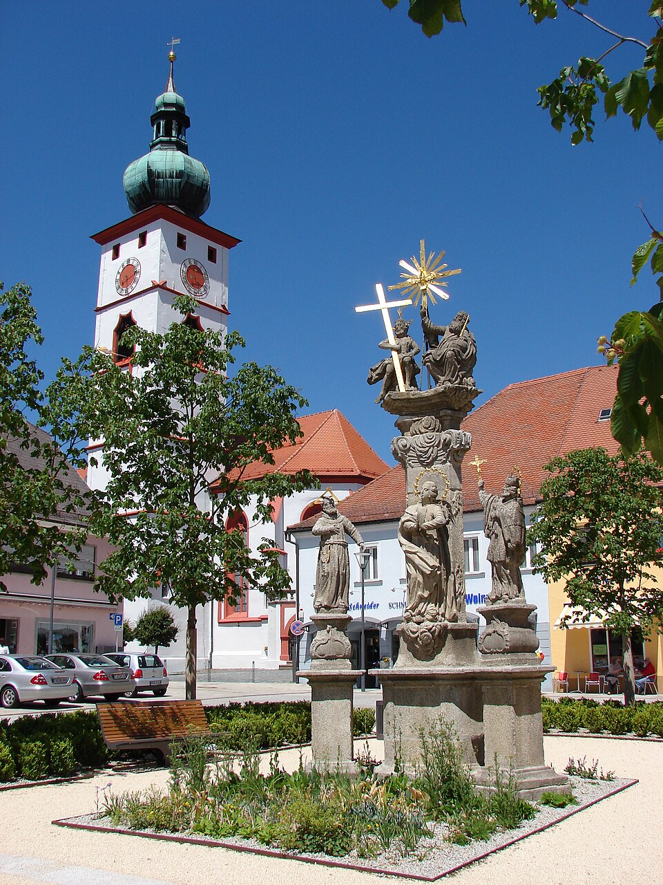 Fenster-Fachbetriebe in Tirschenreuth: Dreifaltigkeits-Säule auf dem Tirschenreuter Marktplatz – Foto: Tpilz Fenster-Fachbetriebe in Tirschenreuth: Dreifaltigkeits-Säule auf dem Tirschenreuter Marktplatz