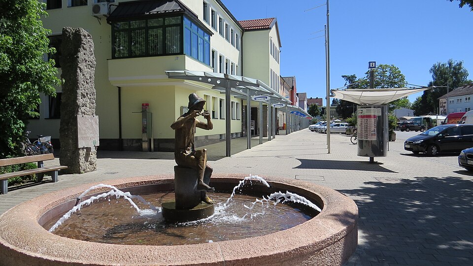 Fenster-Fachbetriebe in Traunreut: Rathausbrunnen – Foto: Flodur63 Fenster-Fachbetriebe in Traunreut: Rathausbrunnen