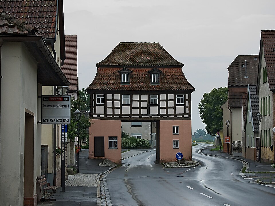 Fenster-Gurus in Uehlfeld – Torhaus (Foto: Drahkrub) Torhaus in Uehlfeld – Fenster-Gurus vermittelt Fachbetriebe in Uehlfeld