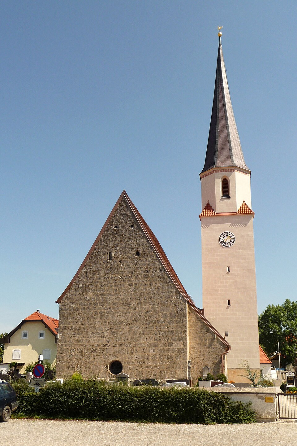 Fenster-Gurus in Unterneukirchen – Pfarrkirche (Foto: Konrad Lackerbeck) Pfarrkirche in Unterneukirchen – Fenster-Gurus vermittelt Fachbetriebe in Unterneukirchen