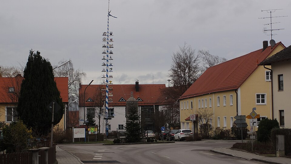 Fenster-Gurus in Vierkirchen – Ansicht von Vierkirchen (Foto: User:Mattes) Fenster-Gurus in Vierkirchen – Ansicht von Vierkirchen