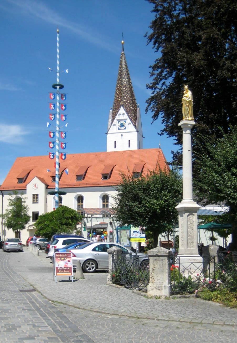 Fenster-Fachbetriebe in Vohburg an der Donau: Blick auf Mariensäule und Rathaus