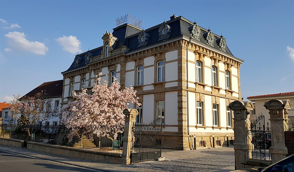 Fenster-Gurus in Wachenheim an der Weinstraße – Bahnhofstraße alte Villa (Foto: Alektryo) Bahnhofstraße alte Villa in Wachenheim an der Weinstraße – Fenster-Gurus vermittelt Fachbetriebe