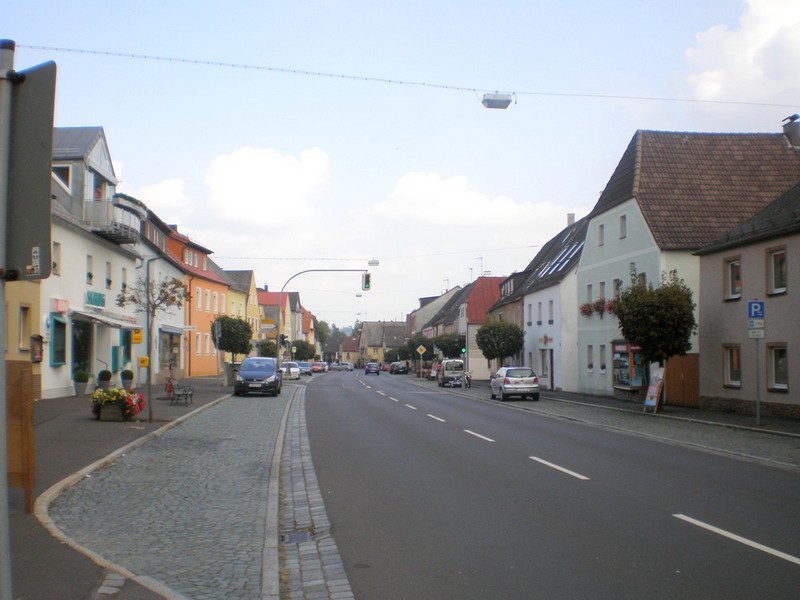 Fenster-Gurus in Waldershof – Marktstrasse (Foto: Zipacna1) Marktstrasse in Waldershof – Fenster-Gurus vermittelt Fachbetriebe in Waldershof