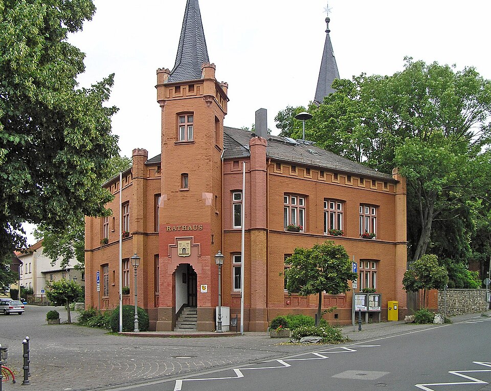 Fenster-Fachbetriebe in Wehrheim: Rotes Rathaus – Foto: Karsten Ratzke Fenster-Fachbetriebe in Wehrheim: Rotes Rathaus