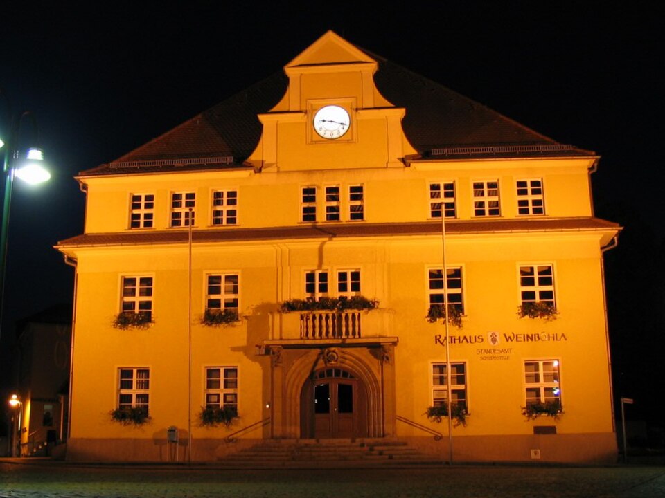 Fenster-Fachbetriebe in Weinböhla: Rathaus – Foto: Aleks B Fenster-Fachbetriebe in Weinböhla: Rathaus