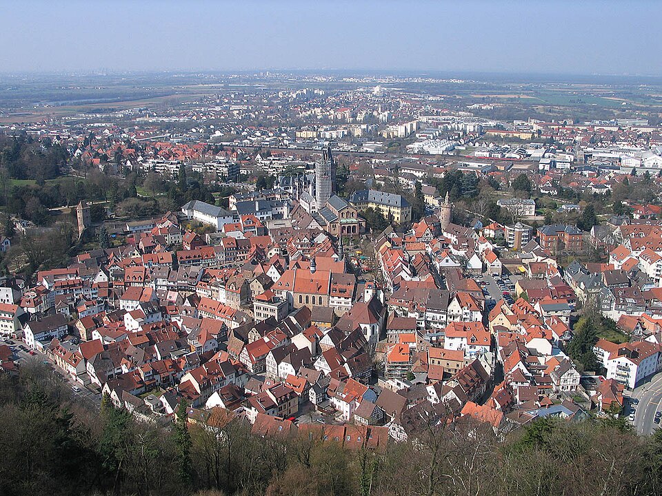 Fenster-Fachbetriebe in Weinheim: Der Burg – Foto: Wikimedia-Autor Fenster-Fachbetriebe in Weinheim: Der Burg