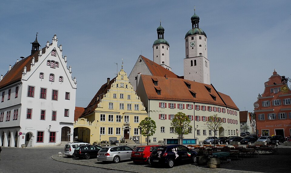 Fenster-Fachbetriebe in Wemding: Marktplatz mit histor. Rathaus – Foto: Franzfoto Fenster-Fachbetriebe in Wemding: Marktplatz mit histor. Rathaus