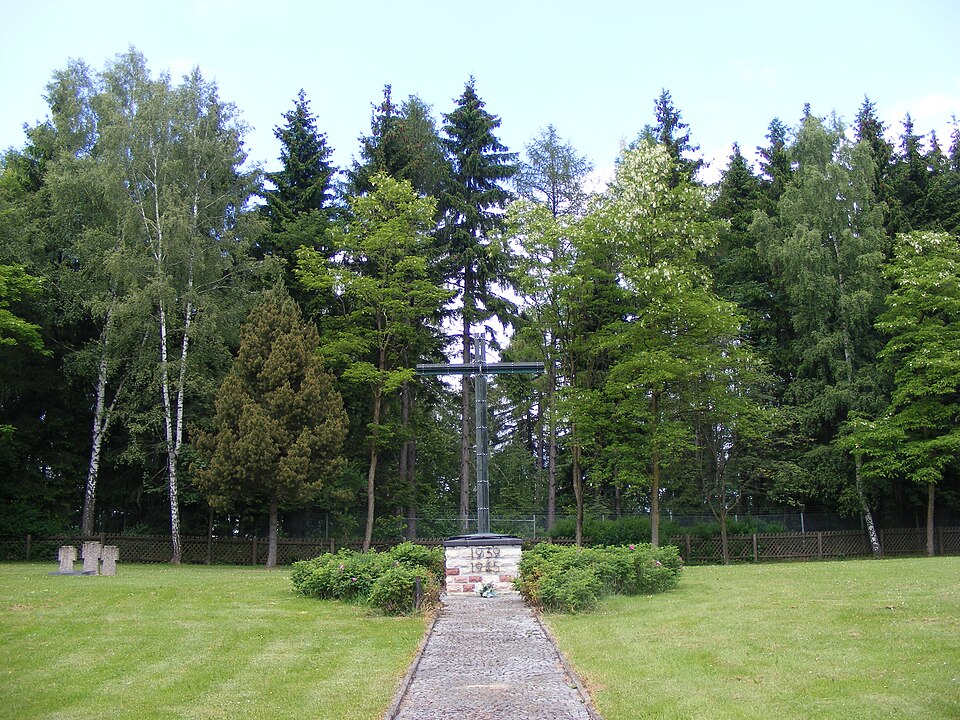 Fenster-Gurus in Wildflecken – Polenfriedhof (Foto: Teun Spaans) Polenfriedhof in Wildflecken – Fenster-Gurus vermittelt Fachbetriebe in Wildflecken