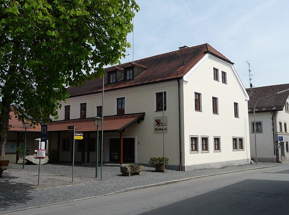 Fenster-Gurus in Windorf – Rathaus (Foto: Konrad Lackerbeck) Rathaus in Windorf – Fenster-Gurus vermittelt Fachbetriebe in Windorf