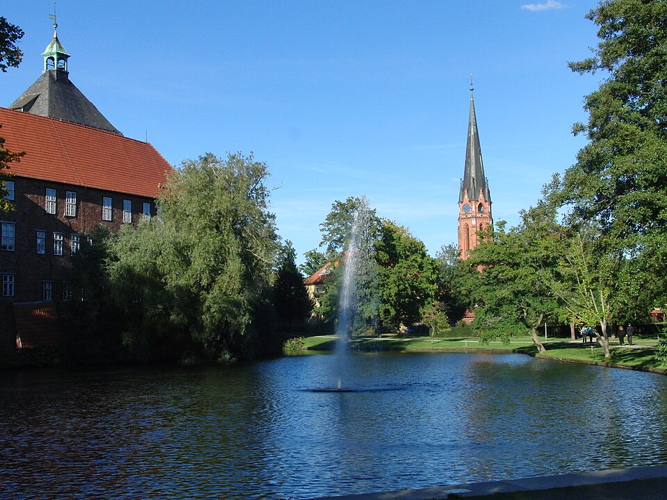 Fenster-Fachbetriebe in Winsen (Luhe): Luhe Blick auf das Schloss und St Marien Kirche – Foto: Werdersen Fenster-Fachbetriebe in Winsen (Luhe): Luhe Blick auf das Schloss und St Marien Kirche