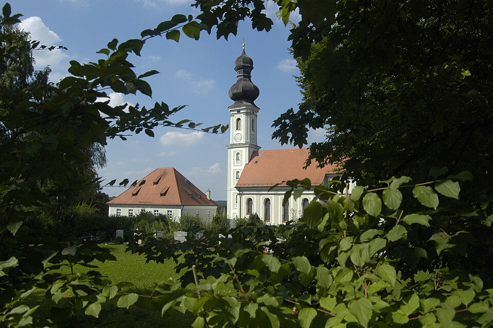 Fenster-Gurus in Wörth – Kirche und Pfarrhaus (Foto: Mosiva) Kirche und Pfarrhaus in Wörth – Fenster-Gurus vermittelt Fachbetriebe in Wörth
