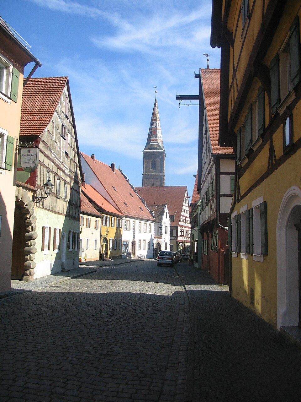 Fenster-Gurus in Wolframs-Eschenbach – Hauptstrasse (Foto: User:Jarlhelm) Hauptstrasse in Wolframs-Eschenbach – Fenster-Gurus vermittelt Fachbetriebe in Wolframs-Eschenbach