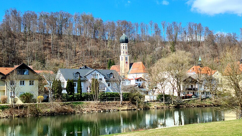 Fenster-Fachbetriebe in Wolfratshausen: Altstadt vom Loisach-Ostuferpark – Foto: Ricardalovesmonuments Fenster-Fachbetriebe in Wolfratshausen: Altstadt vom Loisach-Ostuferpark