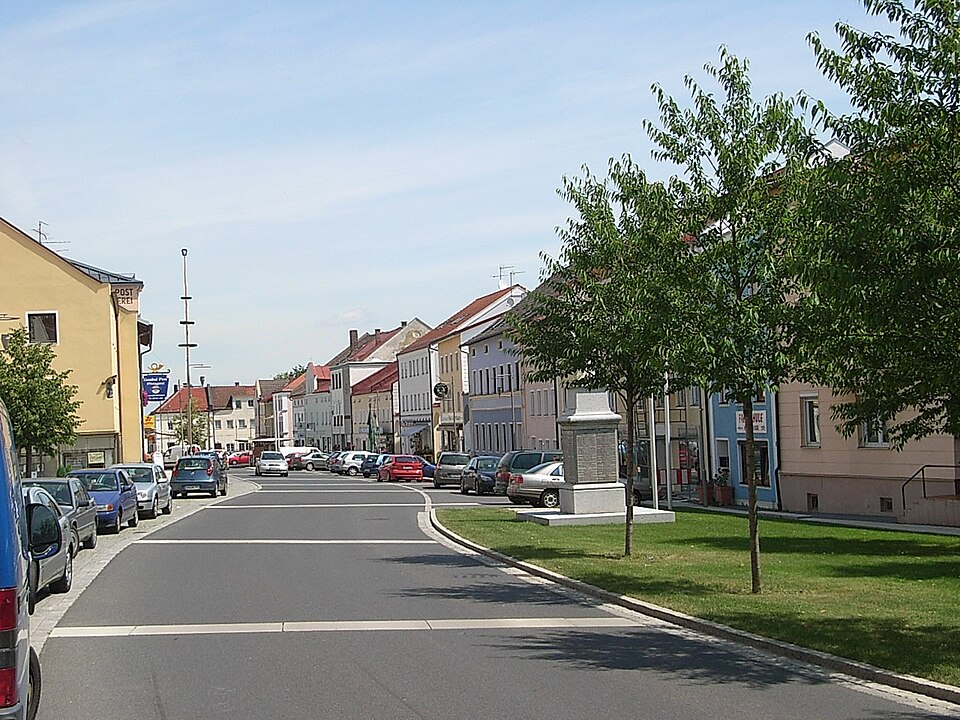 Fenster-Gurus in Wurmannsquick – Marktplatz (Foto: Konrad Lackerbeck) Marktplatz in Wurmannsquick – Fenster-Gurus vermittelt Fachbetriebe in Wurmannsquick